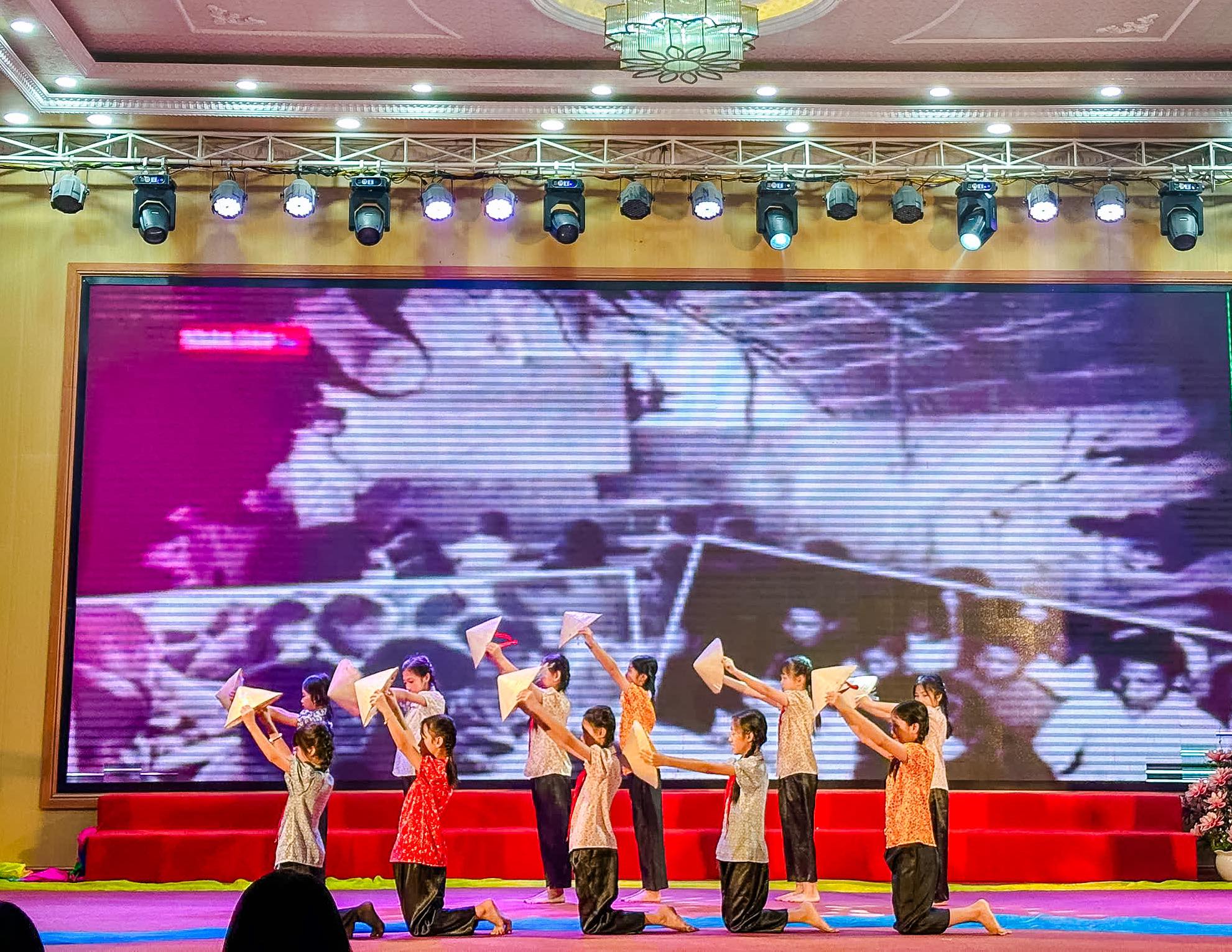 TOẠ ĐÀM NGÀY NHÀ GIÁO VIỆT NAM 20/11 – TRƯỜNG TIỂU HỌC HƯNG BÌNH