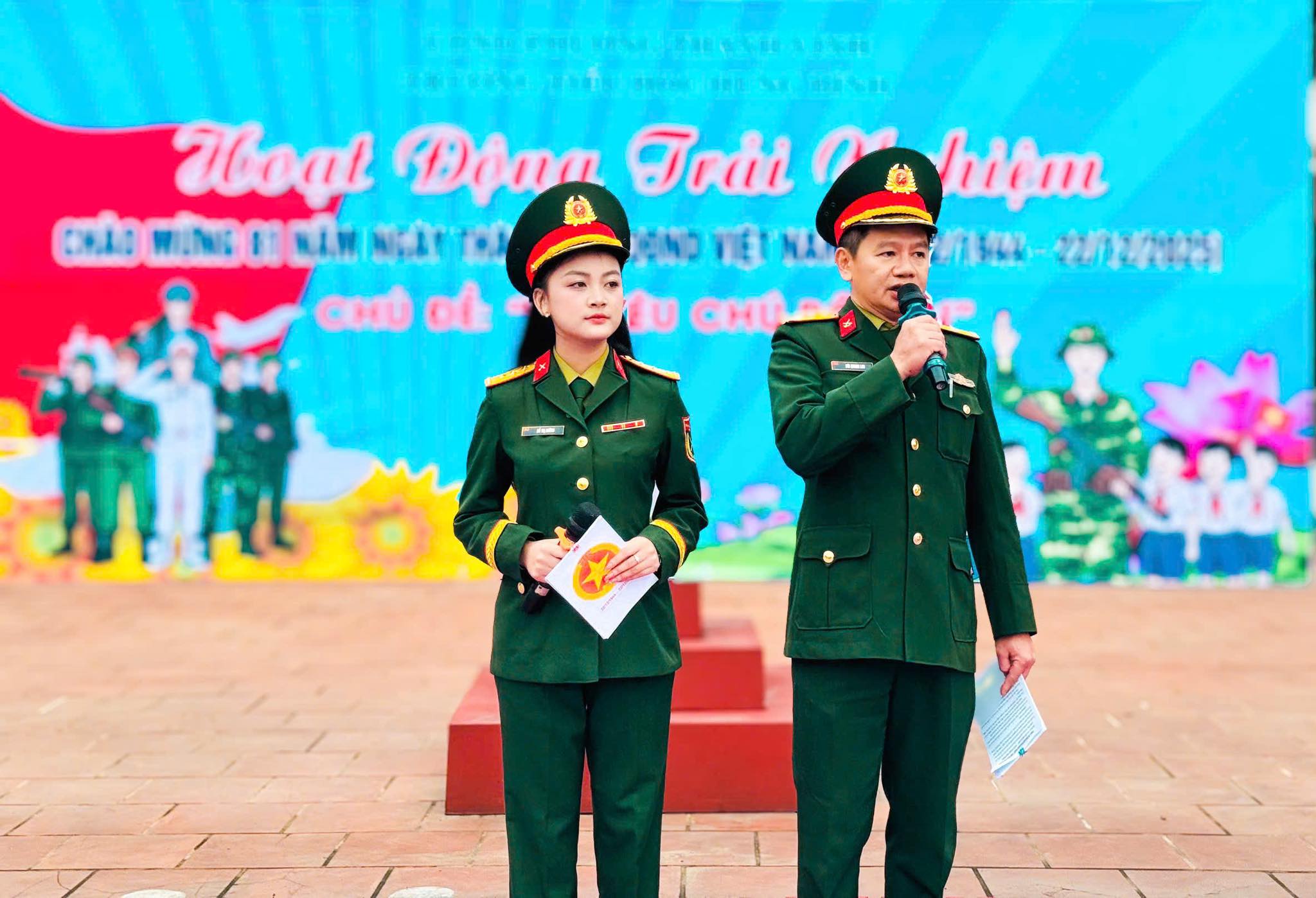 HOẠT ĐỘNG TRẢI NGHIỆM “EM YÊU CHÚ BỘ ĐỘI”