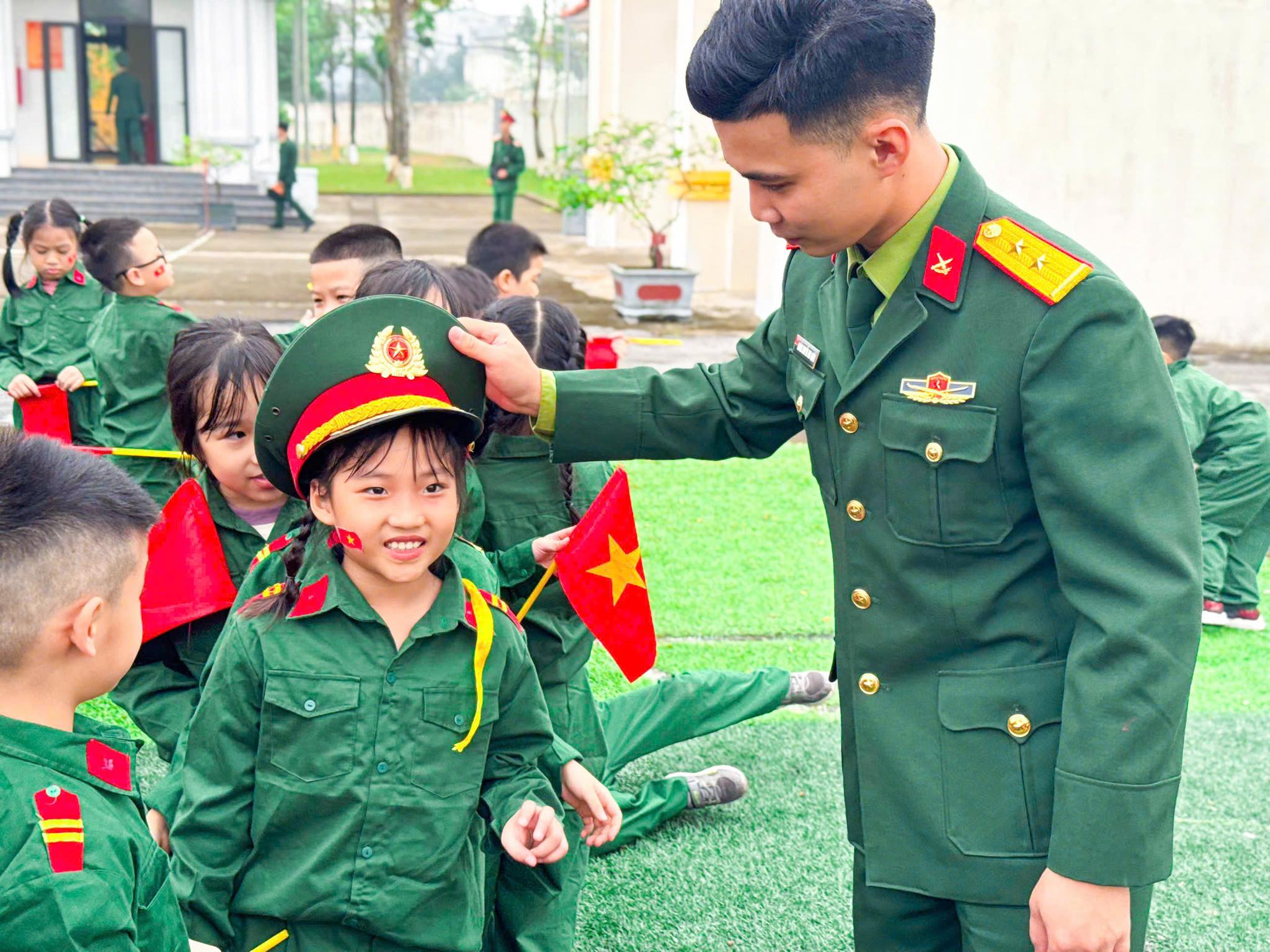 HOẠT ĐỘNG TRẢI NGHIỆM “EM YÊU CHÚ BỘ ĐỘI”